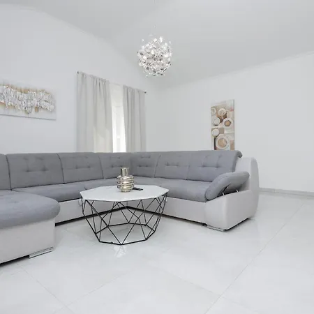Amazing In Holiday home Zmijavci